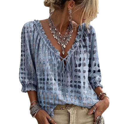 Échappez-vous vers l'élégance bohème avec cette chemise d'un bleu azur, ornée de pois délicats et de motifs ethniques complexes qui subliment la silhouette. La fluidité du tissu, légère comme une brise estivale, vous garantit un confort absolu et un style authentique. Une coupe intemporelle pour magnifier votre quotidien et capturer les cœurs.