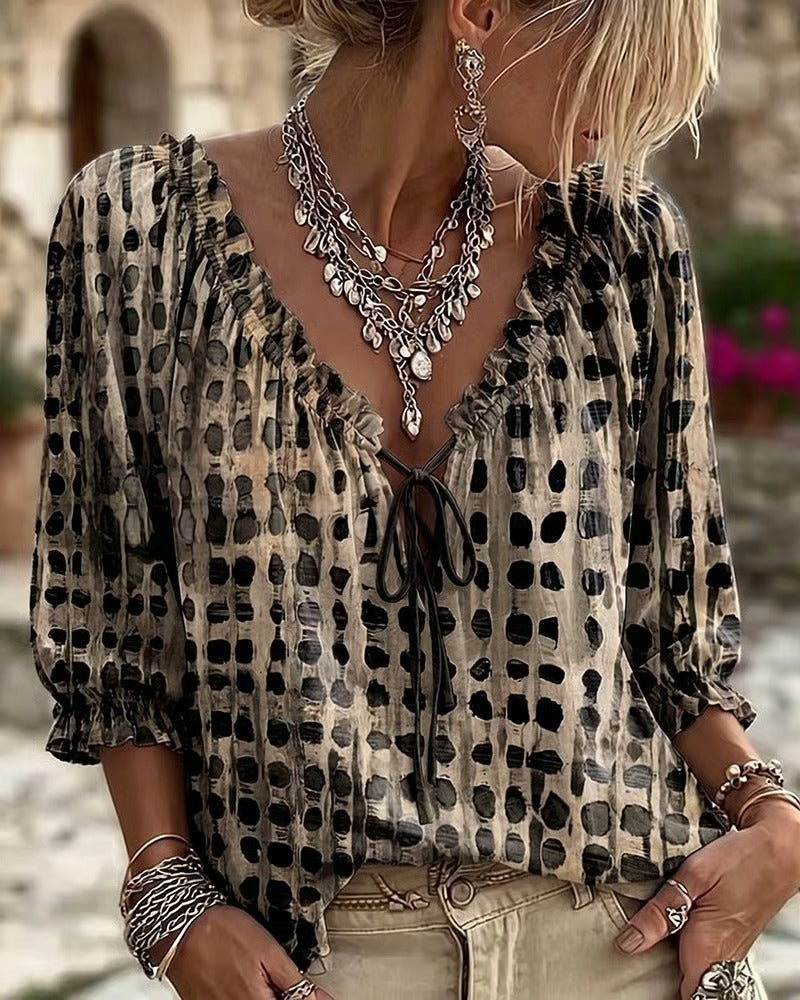 Redéfinissez votre style au quotidien avec cette chemise chic à l'esprit bohème et aux détails ethniques raffinés.
Un tissu léger et une coupe fluide qui épousent chacun de vos mouvements avec une grâce absolue.
Faites de votre allure une déclaration d'élégance intemporelle : l'alliance parfaite du confort et du prestige.