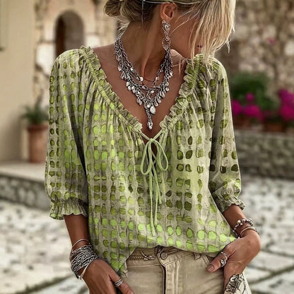 Laissez-vous séduire par la fraîcheur d'un vert olive lumineux, sublimé par des motifs imprimés et des détails ethniques raffinés.
Sa coupe fluide et ses manches trois-quarts à liens noués apportent une touche bohème-chic irrésistible à vos tenues.
L'art d'allier confort absolu et élégance naturelle : la pièce idéale pour magnifier votre quotidien.