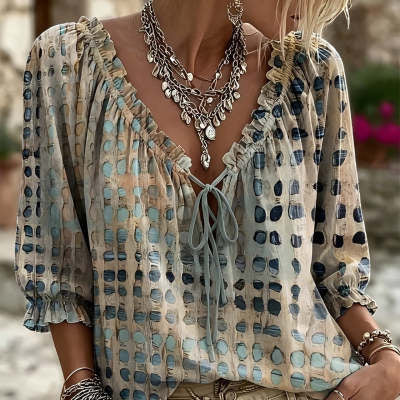 Chemise bohème-chic légère aux motifs ethniques et pois délicats, pour une élégance fluide et intemporelle.
