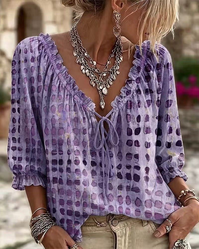 Chemise fluide et aérienne aux délicats motifs ethniques, parfaite pour allier élégance bohème et confort au quotidien.