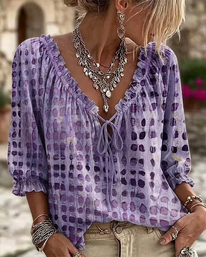 Chemise fluide et aérienne aux délicats motifs ethniques, parfaite pour allier élégance bohème et confort au quotidien.
